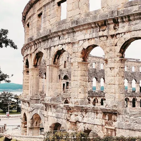 Ferienhaus Monteserpo * Pula